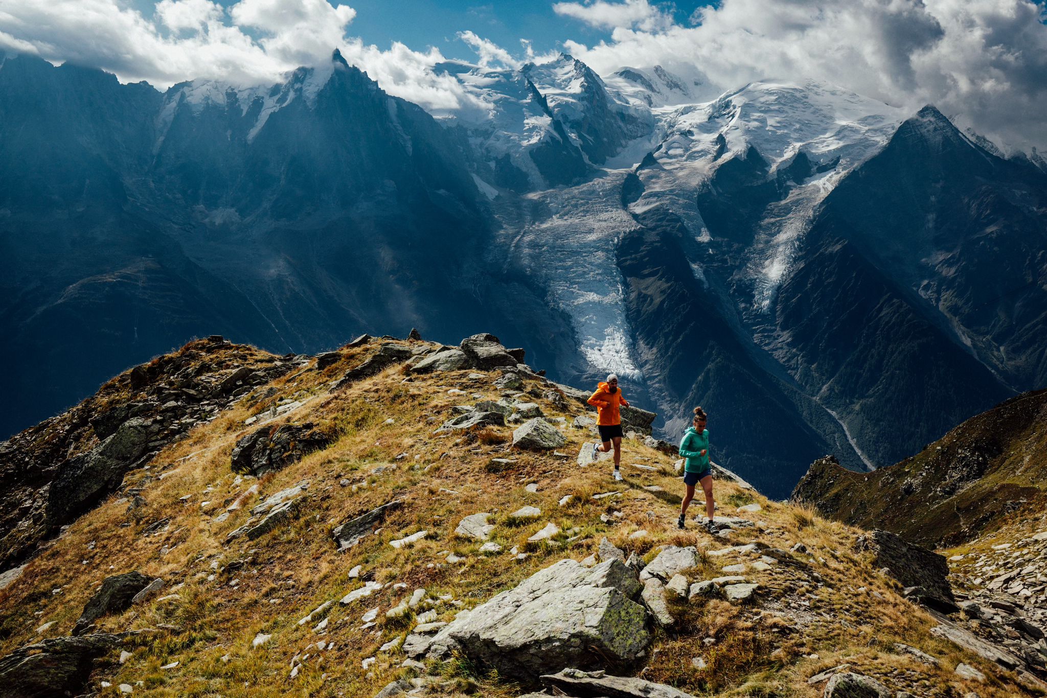Florian Grasel mit Laufpartner in spektakulärer Berglandschaft